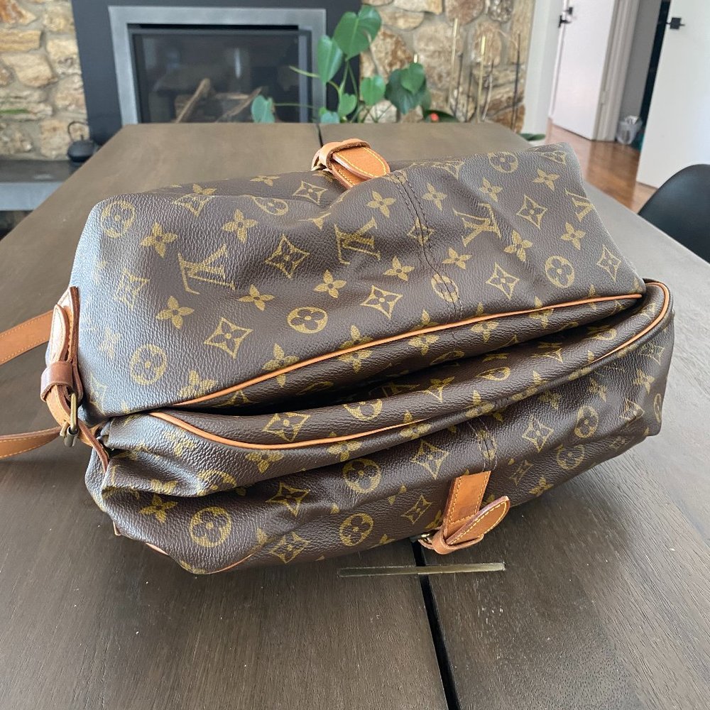 LOUIS VUITTON Saumur 35 Crossbody Messenger Handbag - Picture 5 of 15